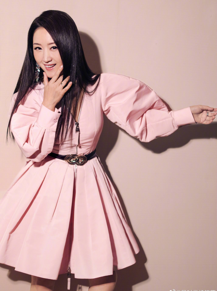 杨钰莹挑战性感风，穿v领短裙肋骨明显，50岁黑发浓密容颜未变