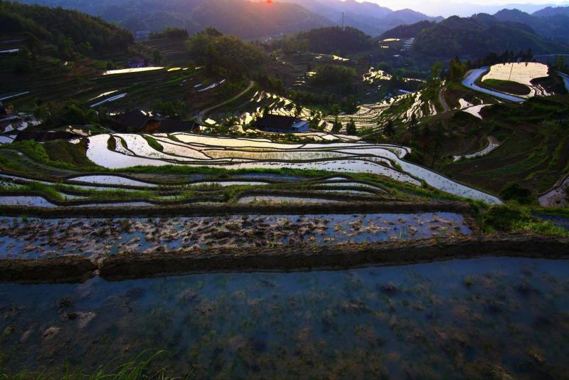 “湘中明珠”夜色娄底 月色空灵咏绿城，风平浪静映霓虹