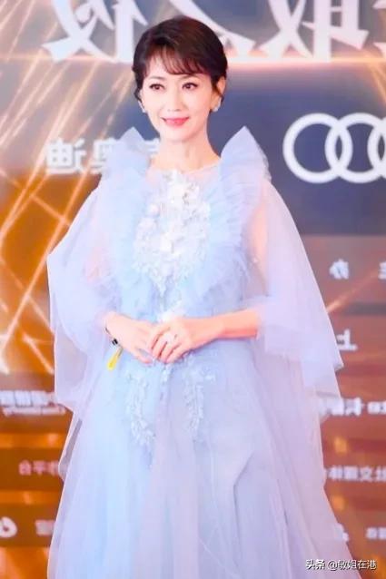 赵雅芝：不老女神笑容甜美，高贵大方，气质太迷人了