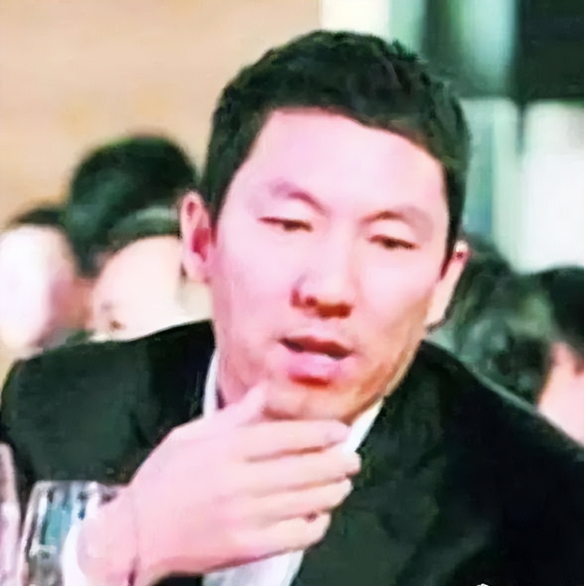 前夫入狱10年，与李金羽无疾而终，“水蜜桃”殷桃如今怎样了？