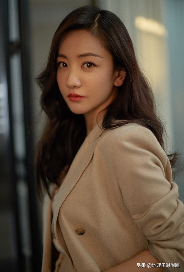 杨蓉带来一部涉案剧，首演职场女精英，坐拥两大实力男神