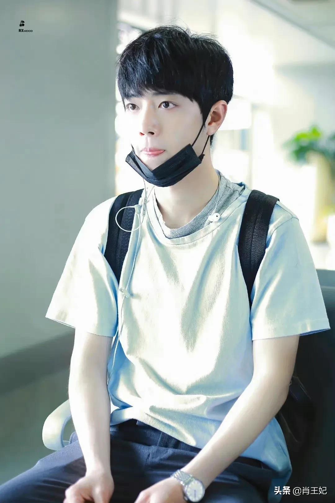 桃桃的一组生图,肖战的眼睛真好看,灵气逼人鲜花与少年绝配