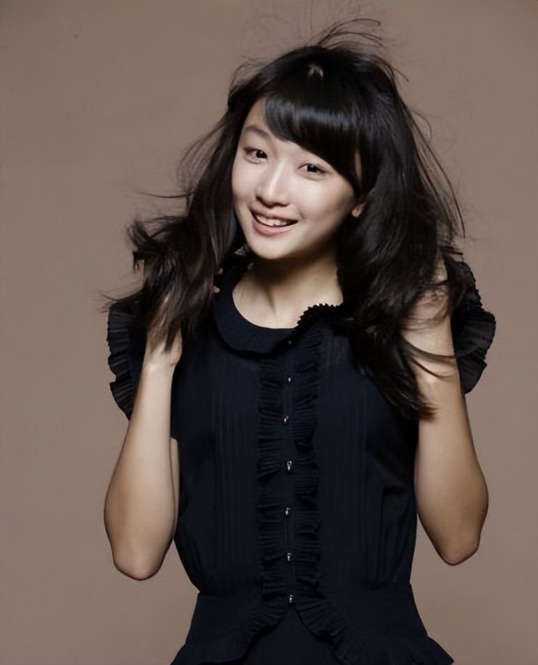 24岁周冬雨和29岁赵丽颖同框，满屏尽是尴尬，小5岁竟完败