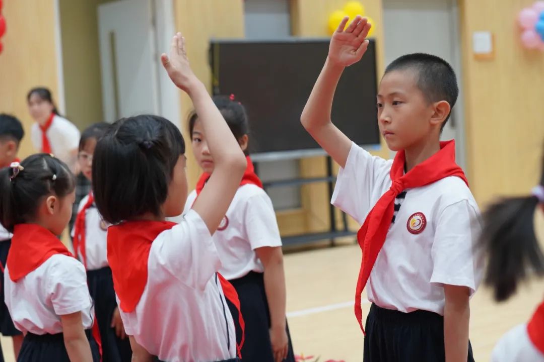 成都高新区朝阳小学举行2021级第一批新队员入队仪式