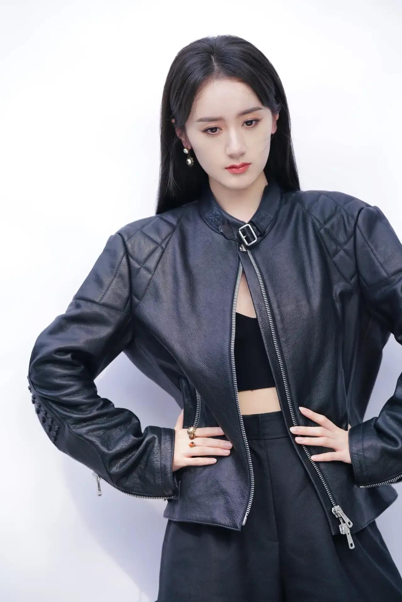 袁冰妍身穿纯黑，霸道气场全开