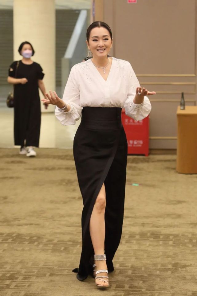 谋女郎的清纯与大气与张艺谋反复横跳的审美