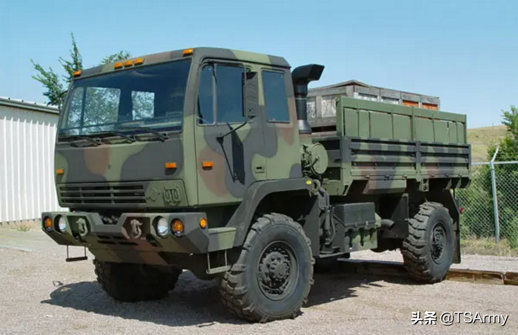 但lmtv的驾驶舱并没有装甲,看起来就像是普通的军用运输卡车