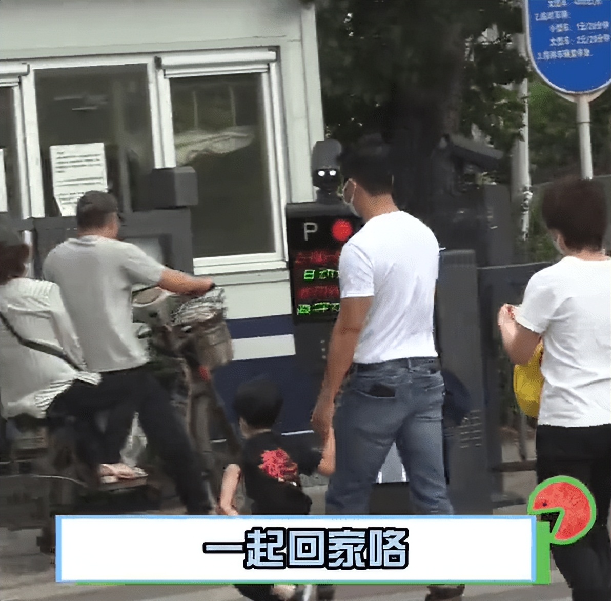 铁汉柔情！吴京带小儿子出门玩耍 与儿子手牵手眼神慈爱温柔