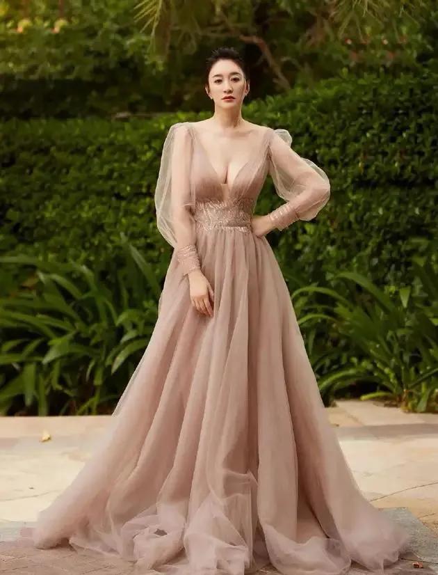 这三位年龄加起来快150岁的女星，才活出了中年女性应该有的魅力