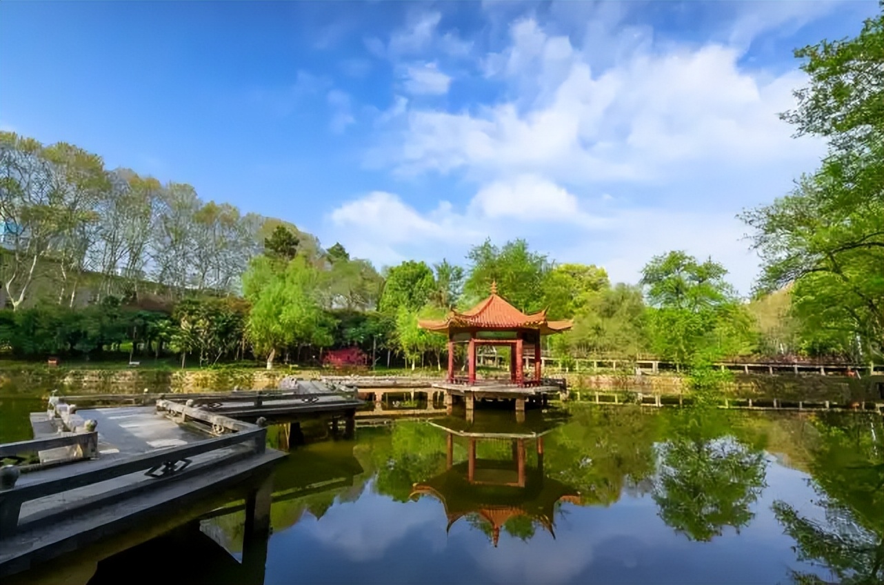 这所大学很豪横，校内建有37个食堂5个地铁站，是干饭学生的天堂