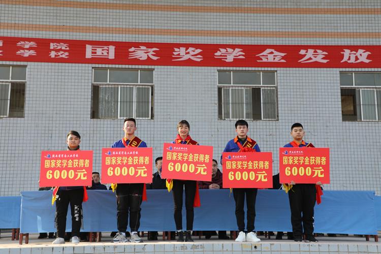 湖北一大学生获得一万奖学金后，给舍友买平板，网友直呼太羡慕