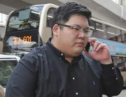 向华强花5亿力捧向佐，却把向佑送进监狱，两兄弟差距这么大