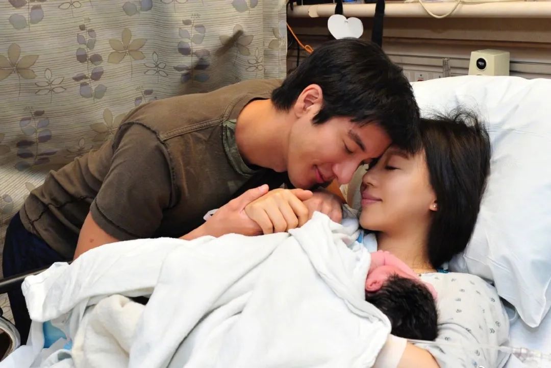 王力宏现身北京机场，心情似乎不受影响，周杰伦连夜取关撇清关系