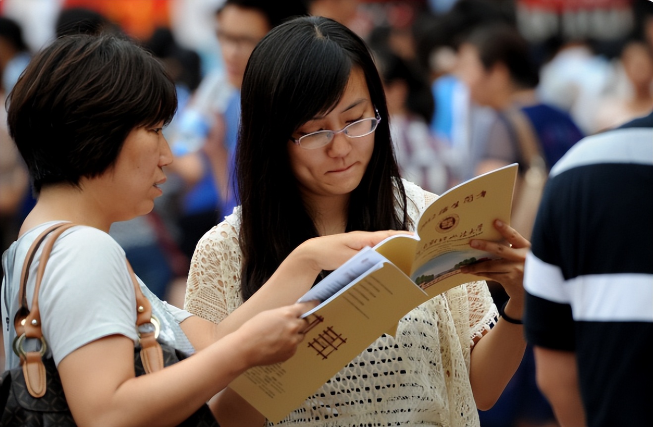 将来想考公务员，推荐报考这两大专业，上岸几率大，很占便宜