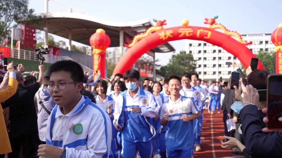 十八而志，冲刺高考！海口各中学举行成人礼暨百日誓师大会