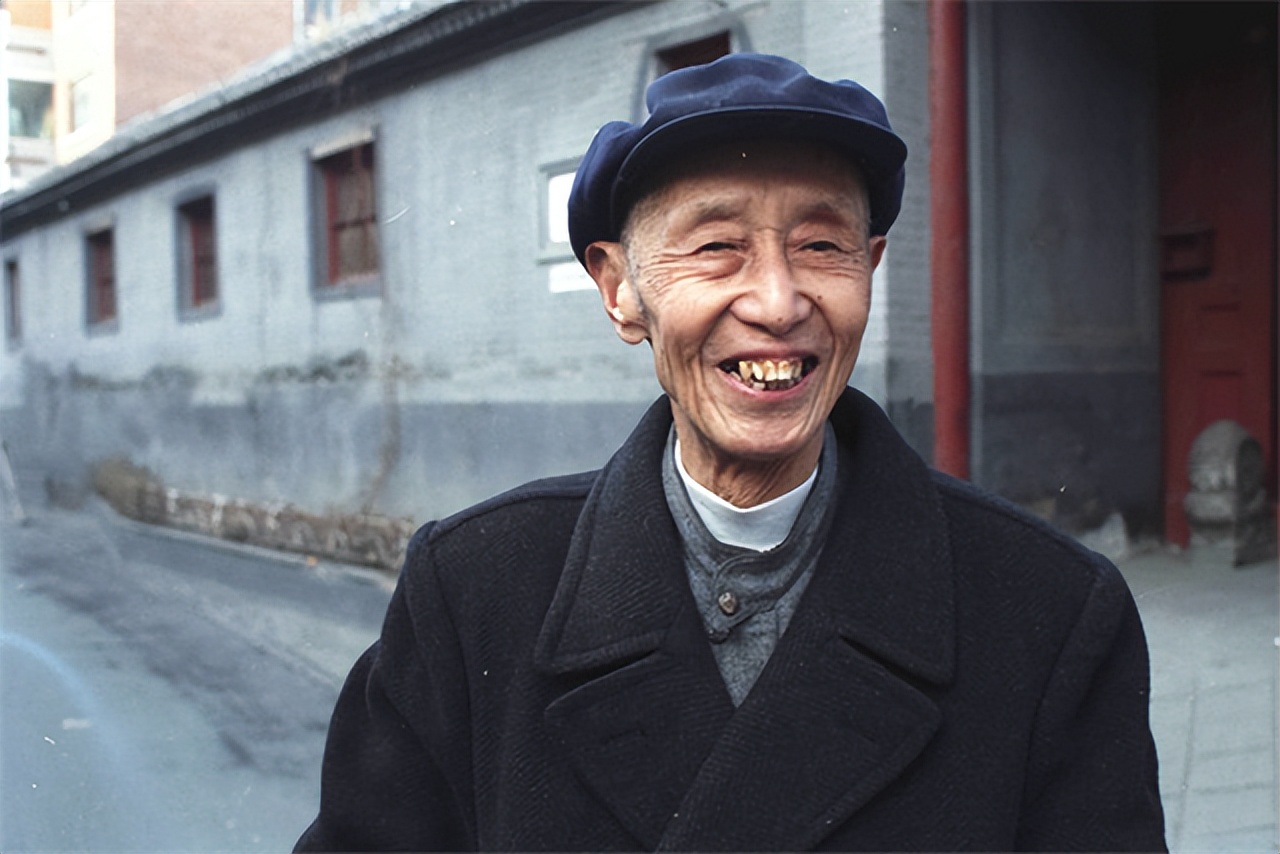 1930年，考生数学交白卷作文写28字，院长看后十分激动：破格录取