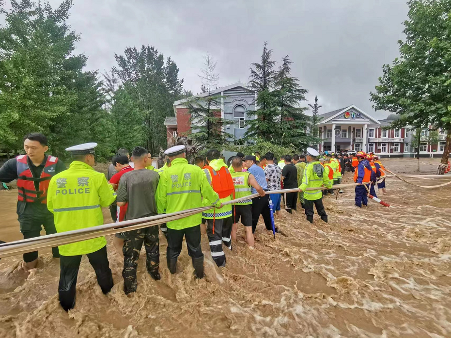 暴雨中墙塌山水进入，济南柳埠一千多名学生被困，当地组成人墙转移！救援人员：听到最多的话是叔叔辛苦了