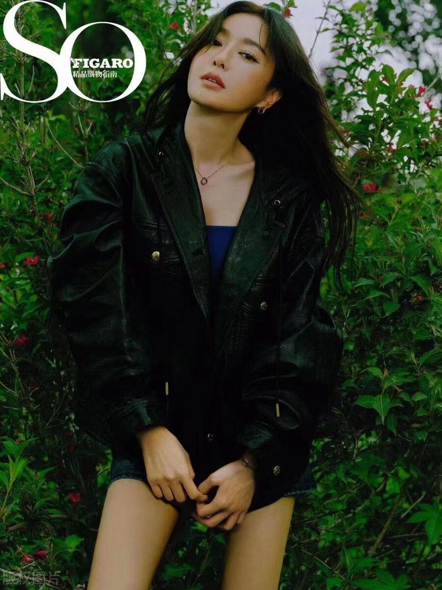 秦岚《SoFigaro》杂志大片置身于花海率性自如