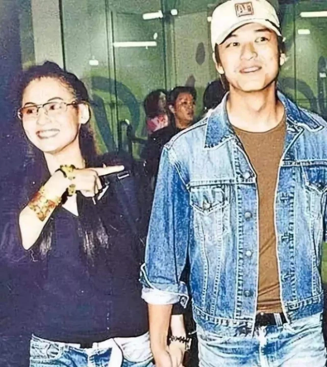 拥有“铜铃大眼”的10位男星，个个都是金刚眼，像开了大眼特效