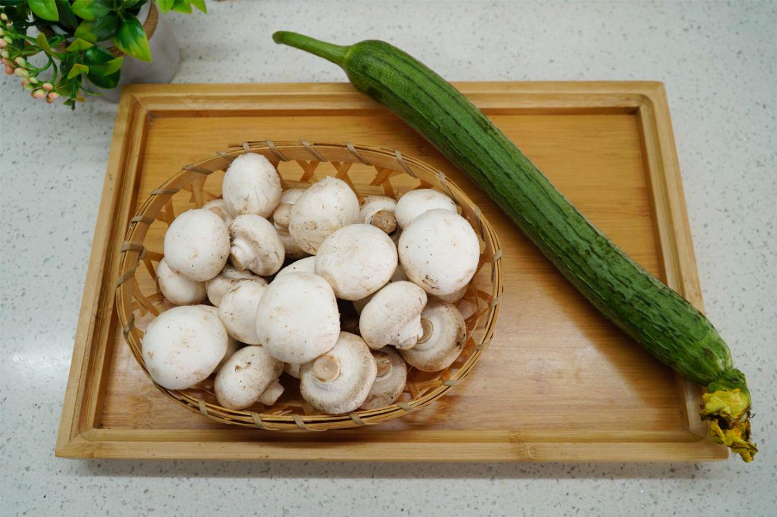 夏天，絲瓜和口蘑是絕配，煮湯喝好喝營養，很多人還不知道做法
