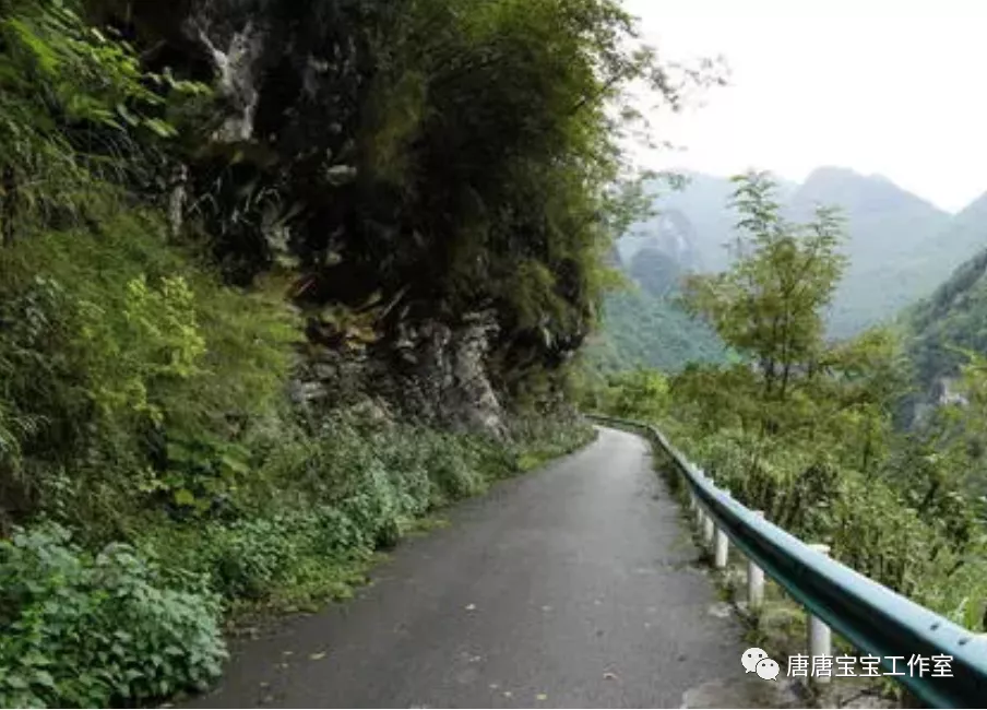 这是最美的夜景，泛着银光的塔顶挂着圆月，山海相连日月同辉