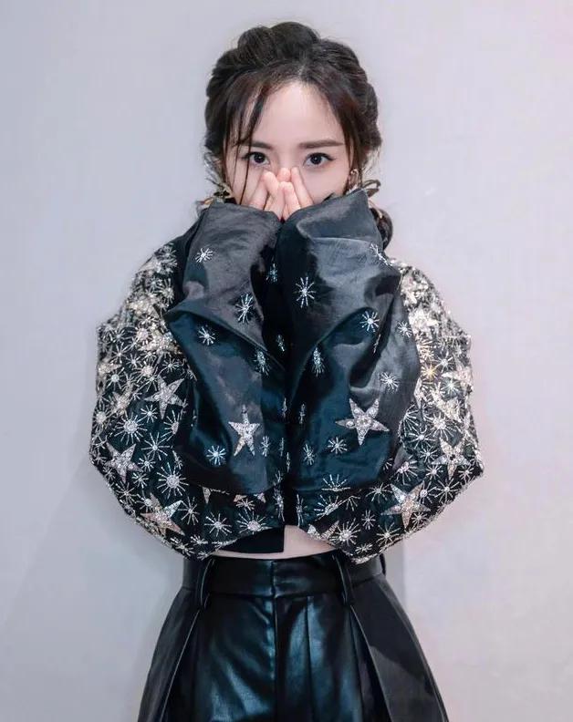 杨幂双尾麻花辫少女风—清新装扮，青春靓丽，俏皮灵动