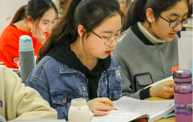想考“教师编”的学生，4门学科值得选择，需求大好就业上岸容易