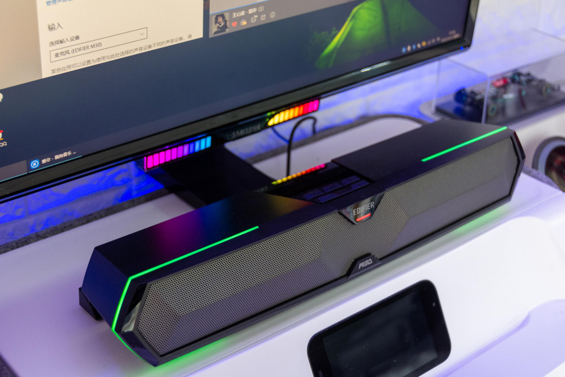 漫步者M30电脑音箱开箱：RGB酷炫灯效 动感立体造型