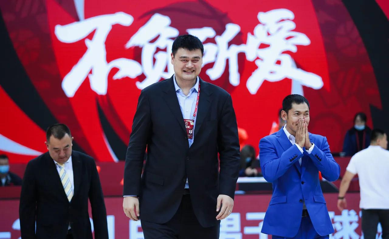 姚明在nba为什么队伍(带队成绩不如信兰成的姚明，为何连任中国篮协主席？国内无能人吗)