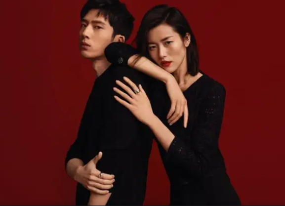 每日问答：迪丽热巴黄景瑜在一起？想问刘学义张予曦？白敬亭私下