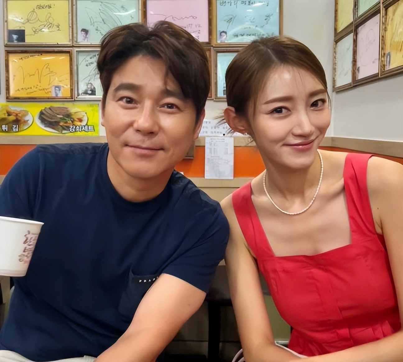 韩国歌手任昌丁妻子晒照,店内美食很简陋,家里有五个儿子