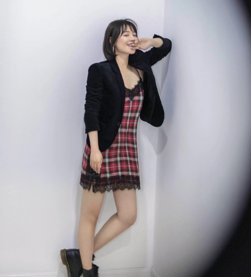 马思纯的笑真是太治愈了,穿着睡觉的衣服拍照,还一脸的腼腆