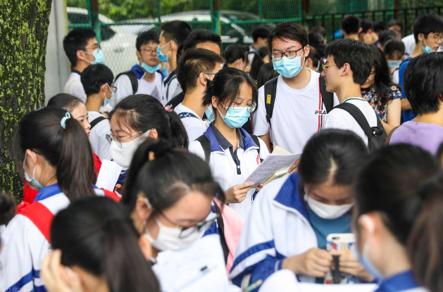 为啥高考涂卡非得用2B铅笔？来看扫描之后的效果，考生恍然大悟