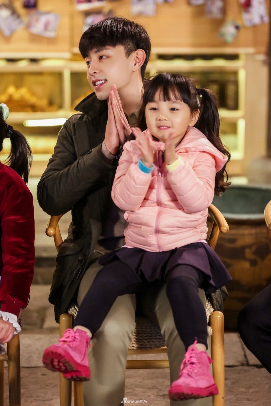 邓伦“女儿”小山竹，教妈妈拍辣妹照！淡出娱乐圈，越长越美