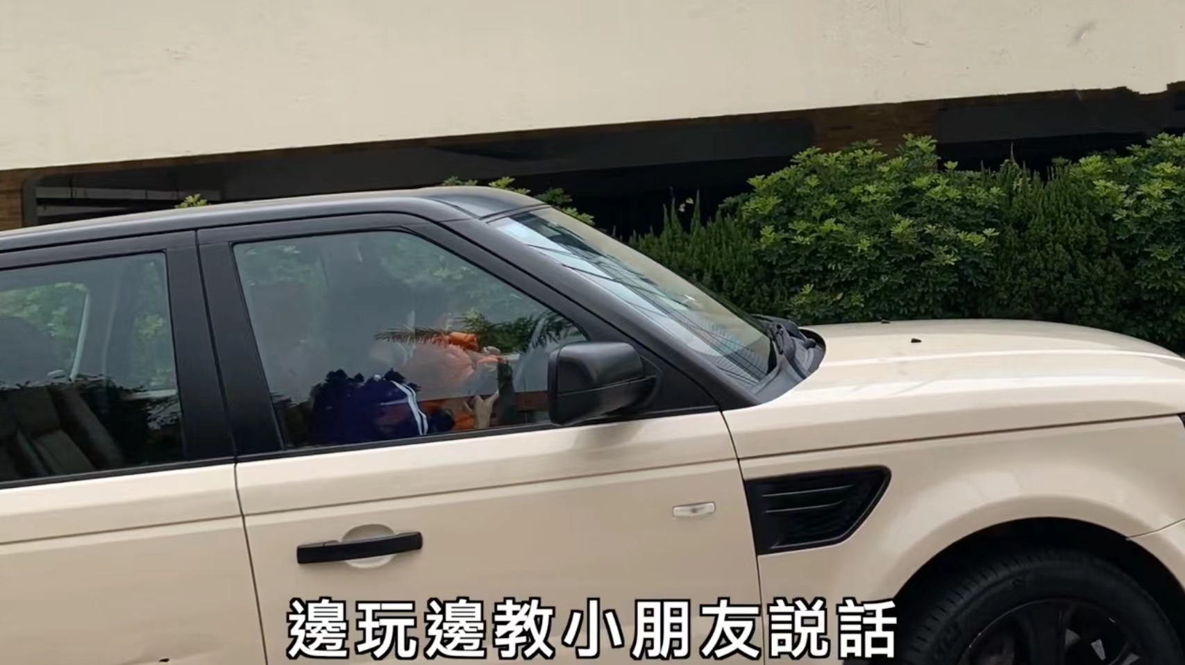 张柏芝带小儿子驱车采购，任由孩子车内翻爬，车窗紧闭防疫意识强