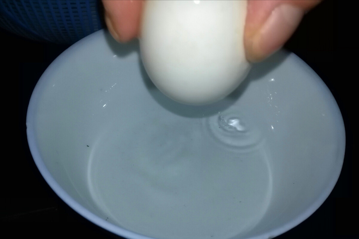 腌咸鸭蛋还得老方法，不泡盐水不裹黄泥，半个月腌好起沙又流油