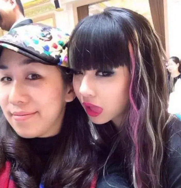 小彩旗：在春晚“一转出名”，却放弃跳舞逐梦演艺圈，如今怎样？