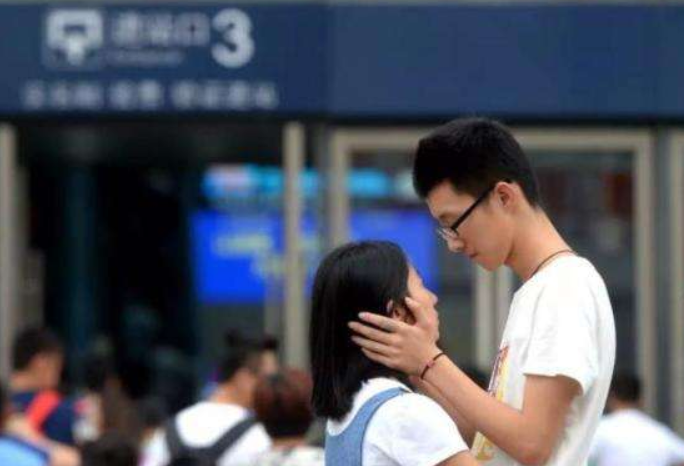 大学女生放假带男友回家，第一天其乐融融，一夜之后却被家长撵走