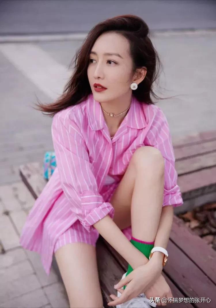 王鸥这么穿太显嫩了，粉色套装活泼清新，白鞋绿袜少女感十足