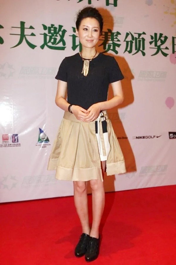 孙楠二婚老婆真会穿，针织裙叠穿半裙时髦减龄，扯个缺口更显腿长