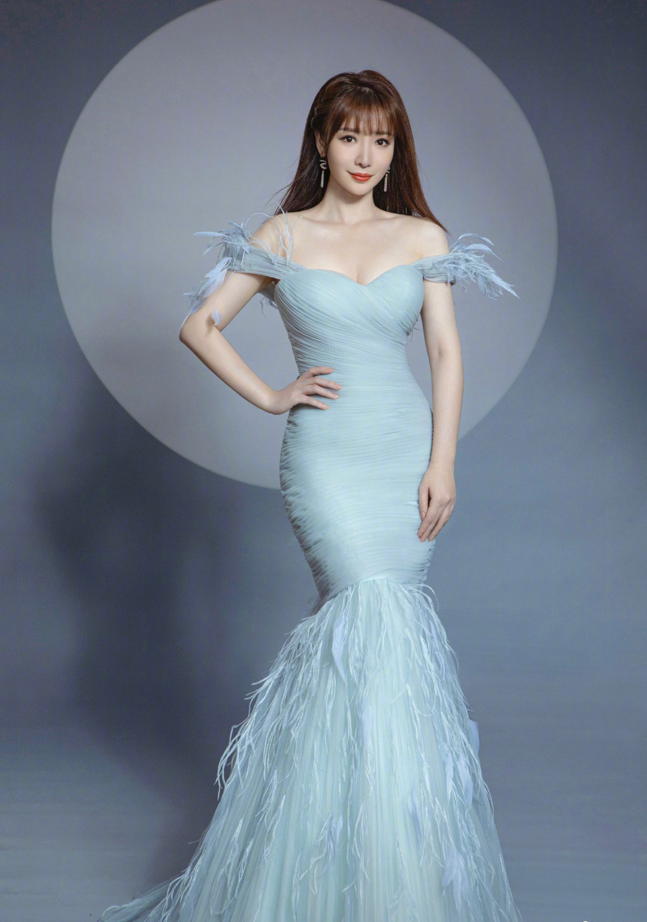 柳岩参加活动再秀性感，黑丝勾勒大长腿，41岁颜值在女星中最抗打