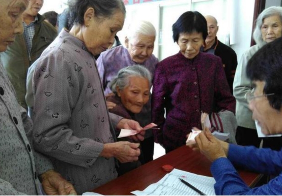 高龄津贴迎改动，年过“这个数”的老人，每月能多领200元补贴