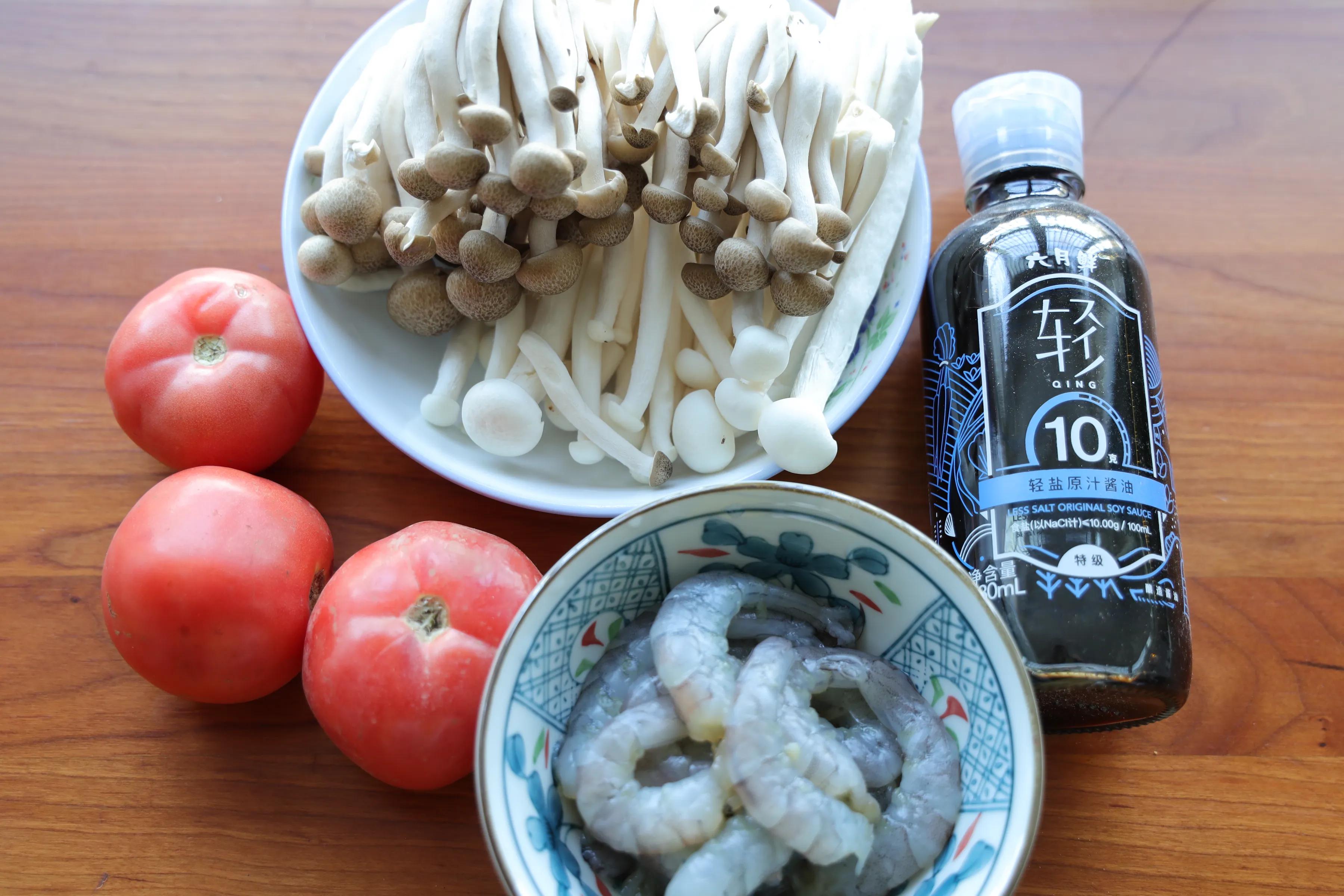 天气凉了，来一碗超鲜美的菌菇汤，全身暖呼呼不怕冷，做法超简单