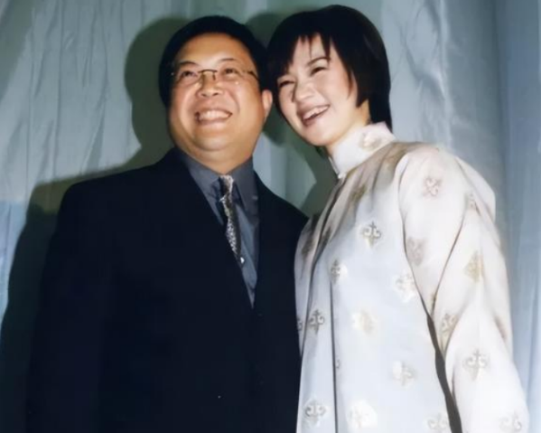 50岁柯以敏再婚！丧夫4年后终走出阴霾，和二婚老公被赞有夫妻相