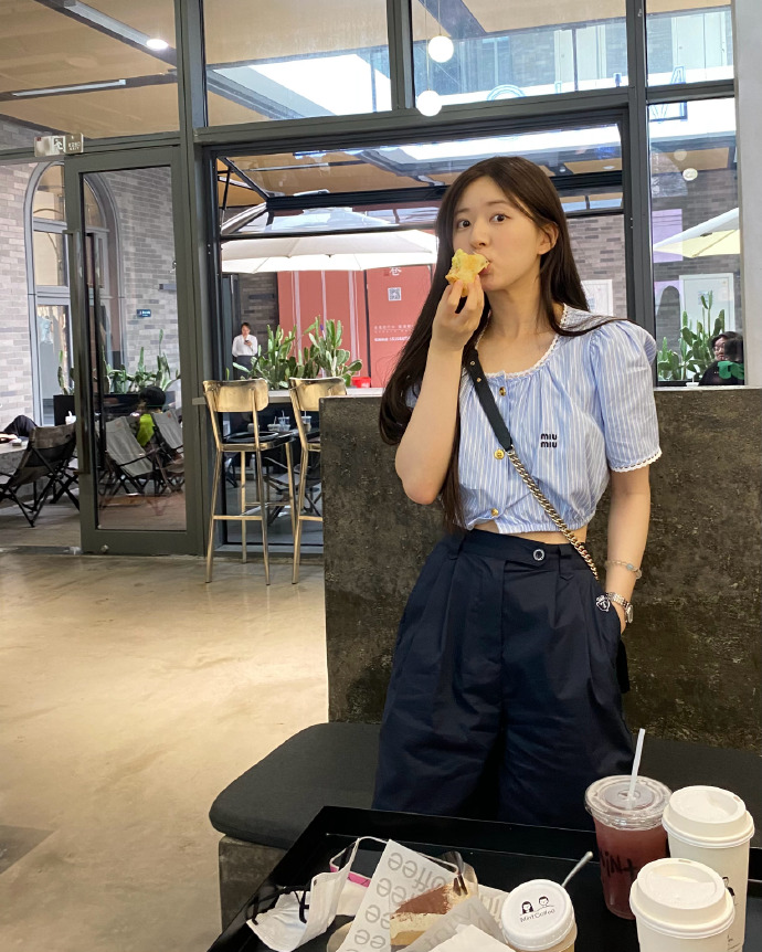 赵露思晒live图随拍美照！各种小表情俏皮可爱 杀青第二天就逛吃