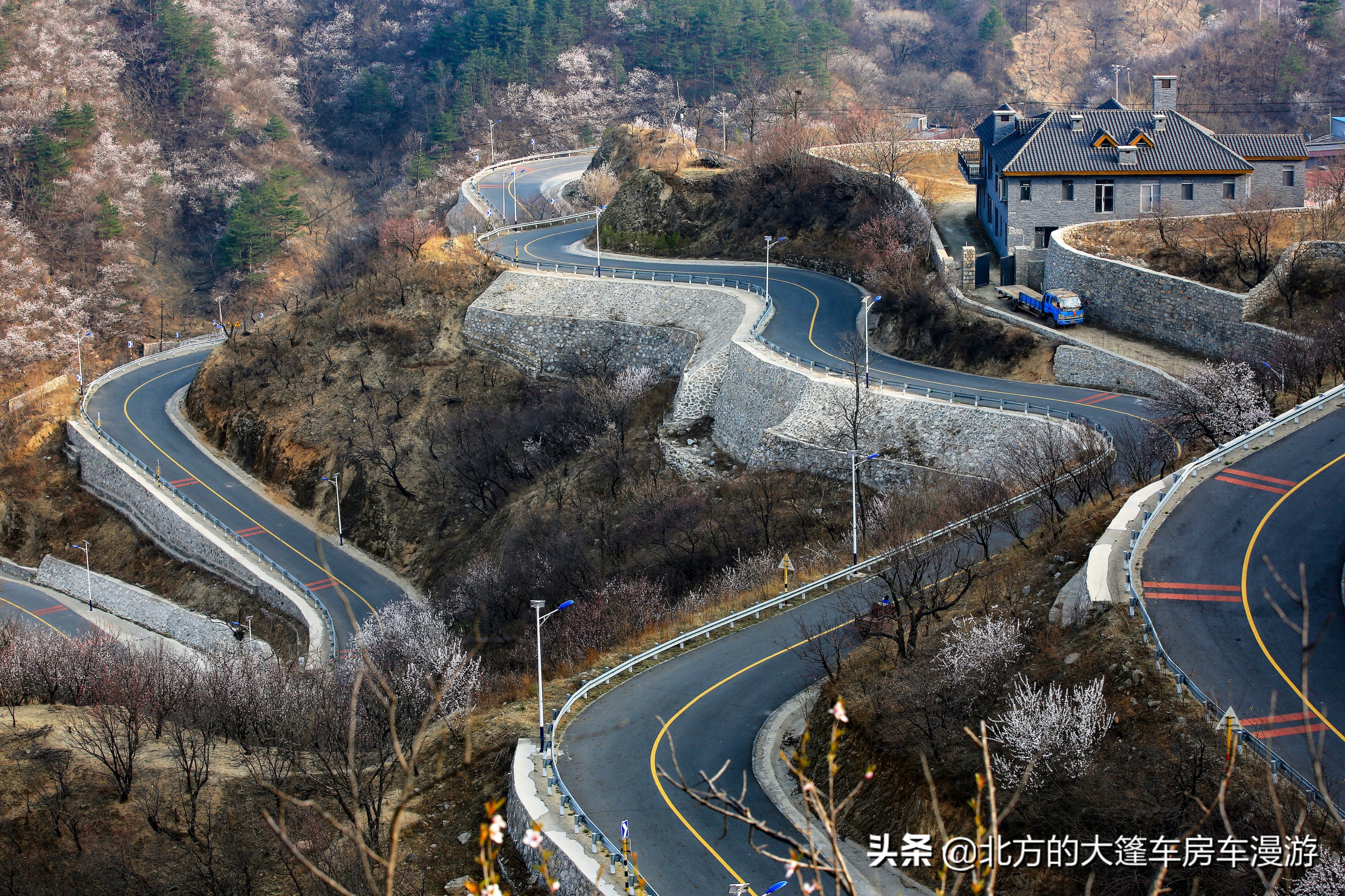 走过北京春天最美的盘山公路去那山桃花盛开的地方——龙泉峪长城