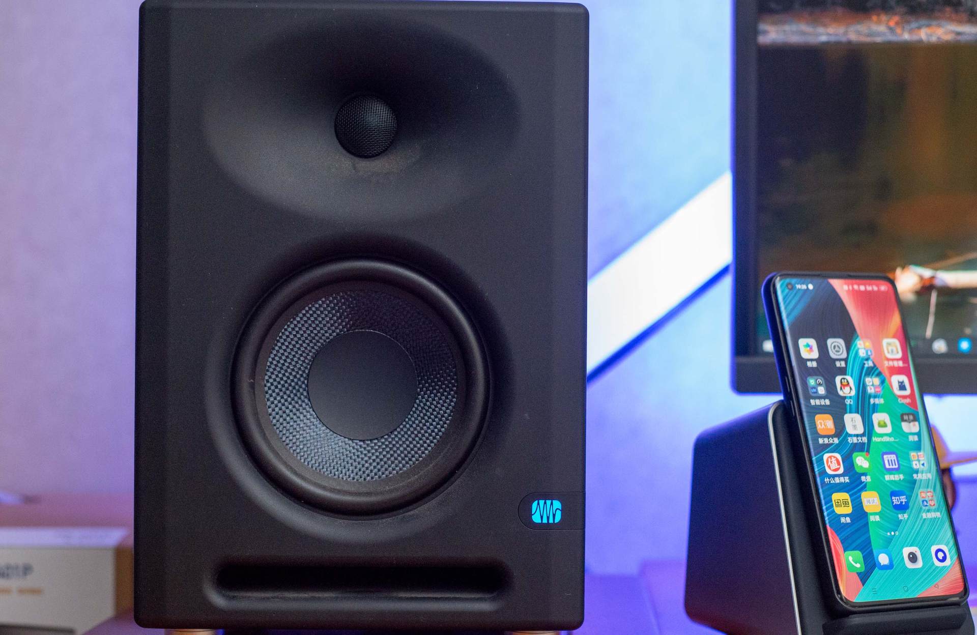 桌面改造 2.0，兼顾生产力与娱乐性的一体化空间