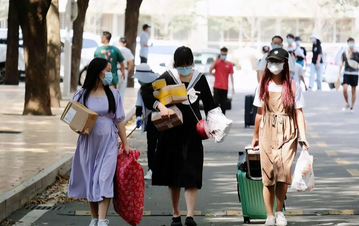 大学生的坏消息，五一或将只能休息1天，部分高校已经下发通知