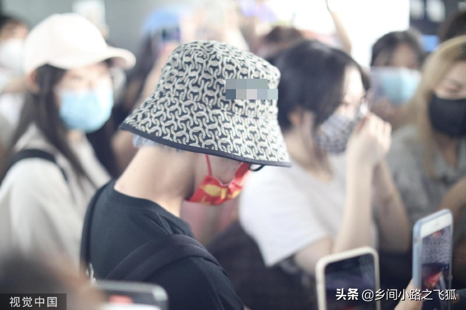 张星特抵达机场获粉丝围观 戴花纹渔夫帽被淹没人群