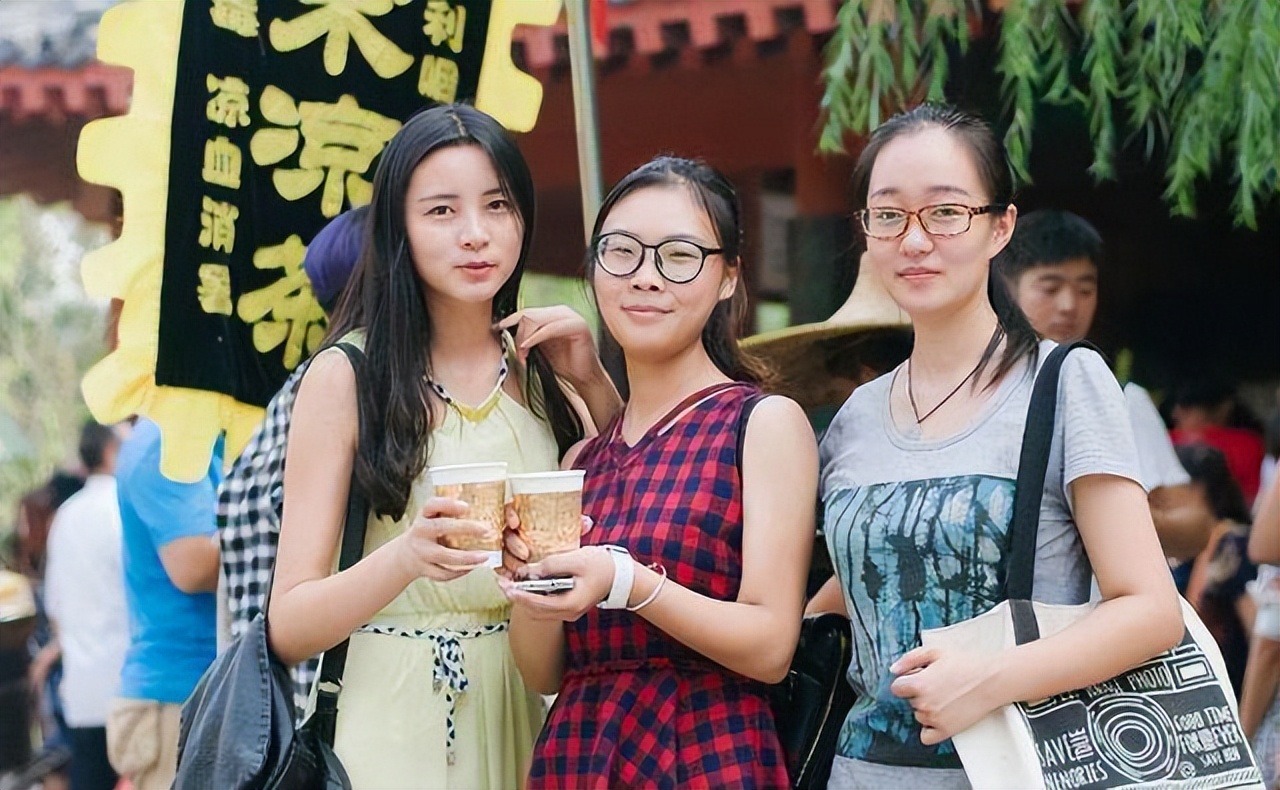 女研究生哭诉“室友关系”冷漠，人与人太疏远，怀念本科生时代